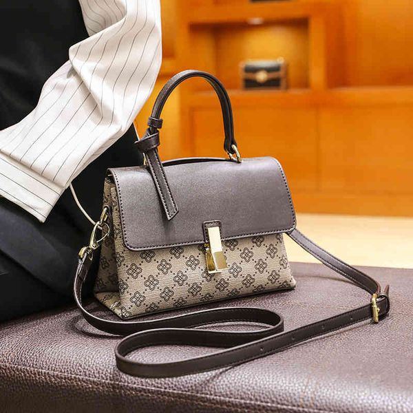 2022 factory outlet online handbag hong kong women's summer red versatile messenger small square portable shoulder
2022 factory outlet online handbag hong kong women's summer red versatile messenger small square portable shoulder