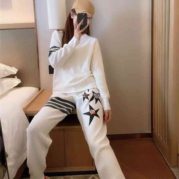 autumn and winter printed four bar stripe color matching knitwear trousers leisure suit women, White
autumn and winter printed four bar stripe color matching knitwear trousers leisure suit women, White