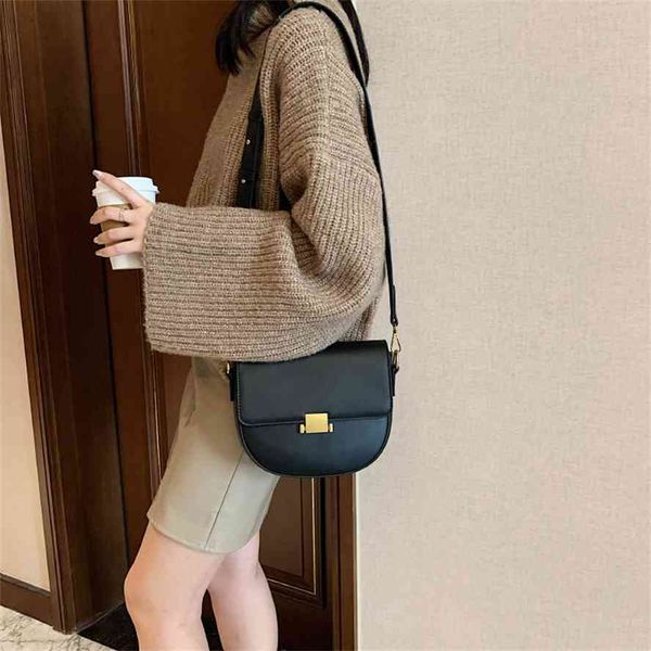 women's 2020 new style messenger shoulder fashion foreign pu pure color saddle bag
women's 2020 new style messenger shoulder fashion foreign pu pure color saddle bag