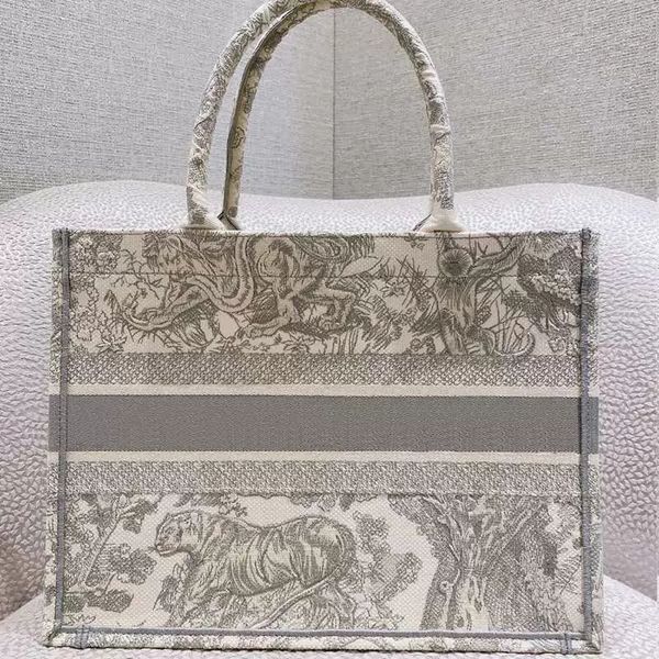2022 new embroidered tiger pattern bag handbag large capacity luxury big brand handbag handmade double-sided flower 000
2022 new embroidered tiger pattern bag handbag large capacity luxury big brand handbag handmade double-sided flower 000