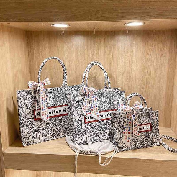 wallet handbag 2021 fashion silk scarf chain embroidery canvas tote bag women's large capacity single shoulder underarm, Red;black
wallet handbag 2021 fashion silk scarf chain embroidery canvas tote bag women's large capacity single shoulder underarm, Red;black