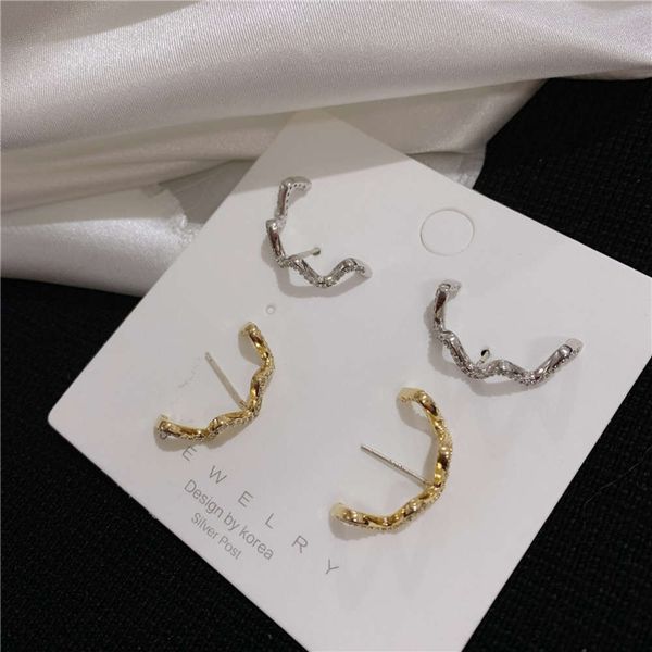 hbp fashion south korean personalized design s925 silver needle high-grade feeling shining zircon drill wave line gold earrings for women
hbp fashion south korean personalized design s925 silver needle high-grade feeling shining zircon drill wave line gold earrings for women