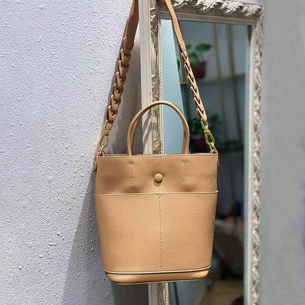 women luxurys designers bags 2021 korean woven strap cowhide fashionable and versatile, single cr designer handbag handbags totes crossbody
women luxurys designers bags 2021 korean woven strap cowhide fashionable and versatile, single cr designer handbag handbags totes crossbody