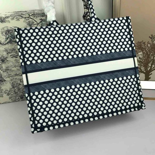 2021 luxury designer handbag canvas shopping bag shoulder bag fashion messenger bag lady classic style design 1088
2021 luxury designer handbag canvas shopping bag shoulder bag fashion messenger bag lady classic style design 1088