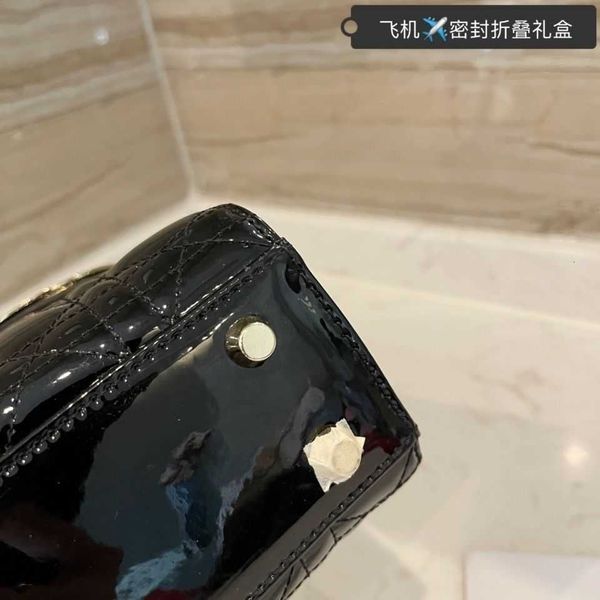 d 2021 casual and fashionable hand-held slung patent leather counter princess bag handbag
d 2021 casual and fashionable hand-held slung patent leather counter princess bag handbag