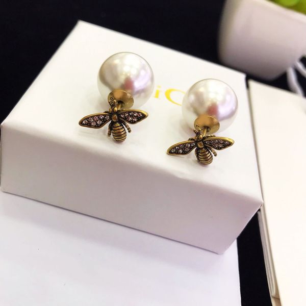 charm earring d family's honey bee classic diamond inlaid pearl net red, Golden
charm earring d family's honey bee classic diamond inlaid pearl net red, Golden