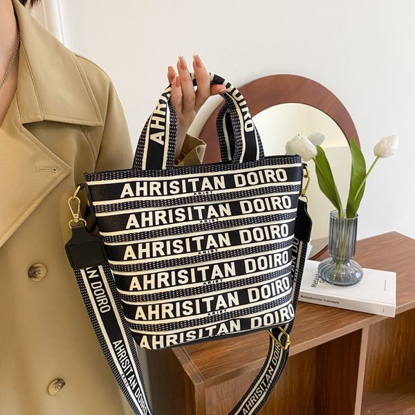 high-quality bags 2021 new fashion one shoulder portable large capacity letter graffiti bag women's autumn foreign style bucket bag
high-quality bags 2021 new fashion one shoulder portable large capacity letter graffiti bag women's autumn foreign style bucket bag