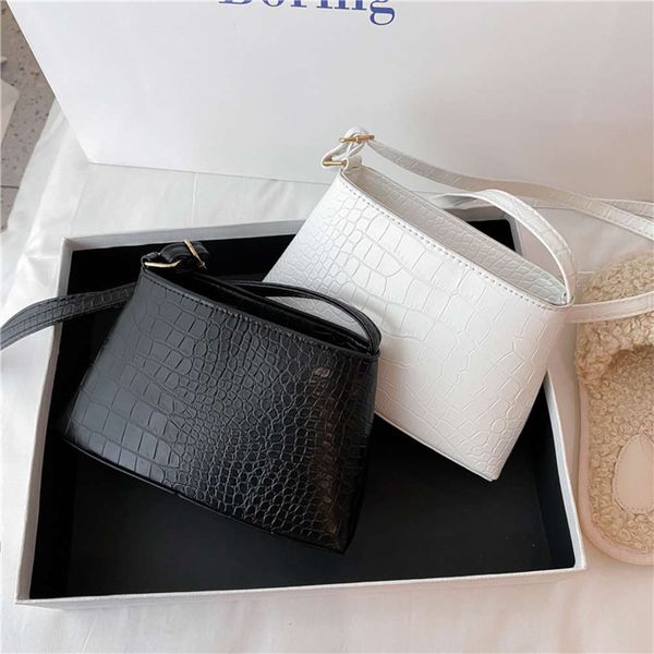 hbp underarm 2021 summer new fashion versatile crocodile pattern french stick women's single shoulder slant span bag
hbp underarm 2021 summer new fashion versatile crocodile pattern french stick women's single shoulder slant span bag