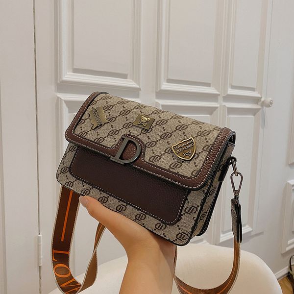 design sense female 2021 autumn new fashion letter single net shoulder belt messenger small square bag
design sense female 2021 autumn new fashion letter single net shoulder belt messenger small square bag