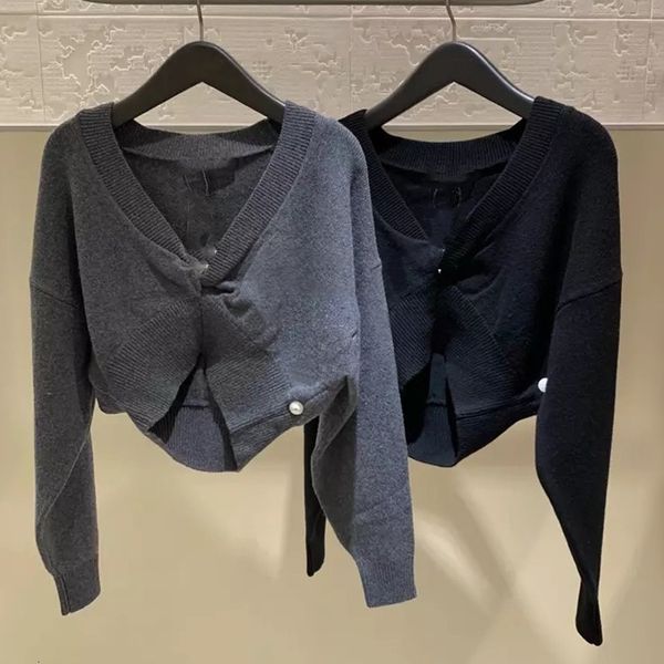 2021 early spring new short solid color deep v waistless fashion women's all-match pullover sweater women mj8o, White;black
2021 early spring new short solid color deep v waistless fashion women's all-match pullover sweater women mj8o, White;black