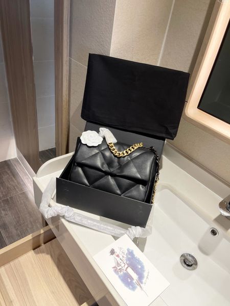 2021 fashionable and beautiful ladies famous shoulder bag leather chain messenger bag fashionable size:26.9.18cm1, Black
2021 fashionable and beautiful ladies famous shoulder bag leather chain messenger bag fashionable size:26.9.18cm1, Black