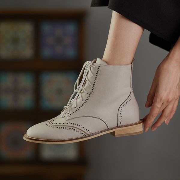 2021 new women ankle boots genuine leather classic vintage lace up ladies boots low heel 2021 autumn black brown botas feminina
2021 new women ankle boots genuine leather classic vintage lace up ladies boots low heel 2021 autumn black brown botas feminina