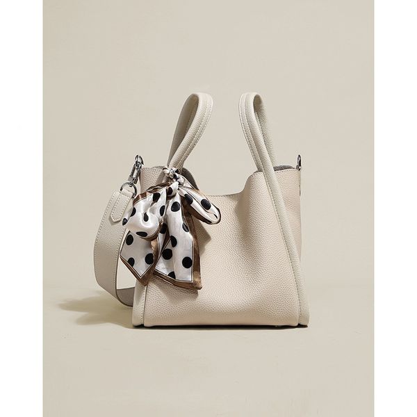 70% factory store 2021 autumn and winter niche designer korean vegetable basket female hand bag, layer cowhide portable bucket bag
70% factory store 2021 autumn and winter niche designer korean vegetable basket female hand bag, layer cowhide portable bucket bag