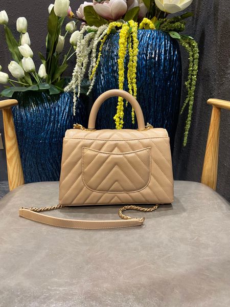 2022 spring and summer latest v grid fine grain embossed calfskin one shoulder messenger hand flap bag
2022 spring and summer latest v grid fine grain embossed calfskin one shoulder messenger hand flap bag