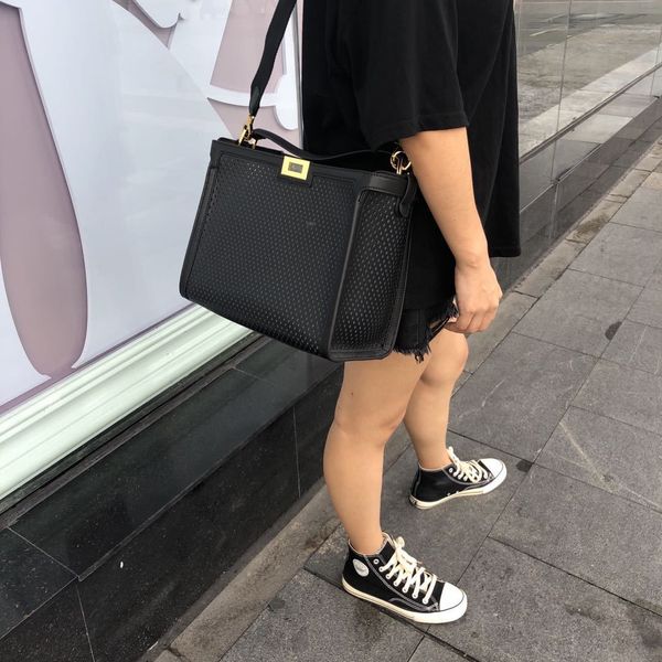 summer one shoulder handbag element large capacity color matching hollow kitten bag
summer one shoulder handbag element large capacity color matching hollow kitten bag