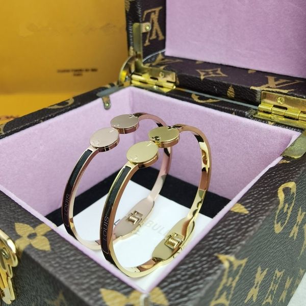 l presbyopia bracelet adopts soft calfskin 18k gilded material fashionable classic bracelet, Red;blue
l presbyopia bracelet adopts soft calfskin 18k gilded material fashionable classic bracelet, Red;blue