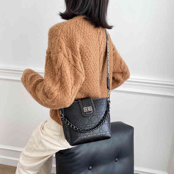 2022 factory outlet female leisure bucket bag fashion texture lock small square simple embroidered thread messenger bag 11q4
2022 factory outlet female leisure bucket bag fashion texture lock small square simple embroidered thread messenger bag 11q4