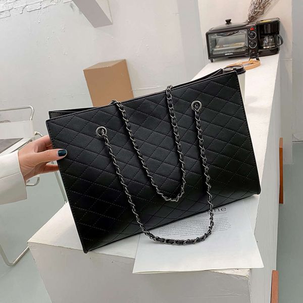 2020 new lingge embroidery chain big high texture foreign style handbag fashion shoulder tote bag
2020 new lingge embroidery chain big high texture foreign style handbag fashion shoulder tote bag