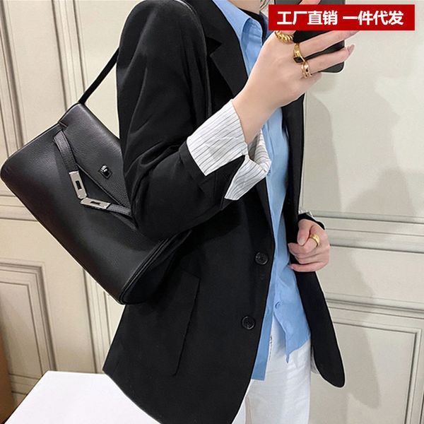 design hand 2021 new fashion versatile lychee pattern head layer cowhide underarm shoulder portable leather women's bag c8f5
design hand 2021 new fashion versatile lychee pattern head layer cowhide underarm shoulder portable leather women's bag c8f5