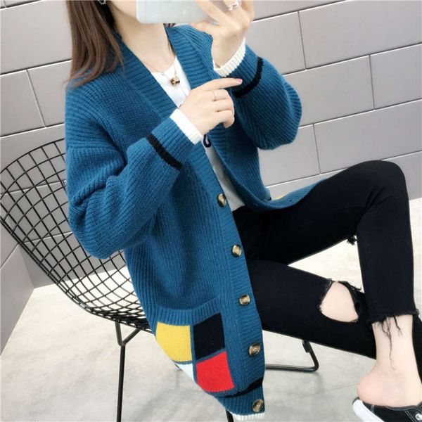 autumn and winter 2021 korean women's new v-neck medium length loose knitted cardigan pocket color matching coat, White;black
autumn and winter 2021 korean women's new v-neck medium length loose knitted cardigan pocket color matching coat, White;black