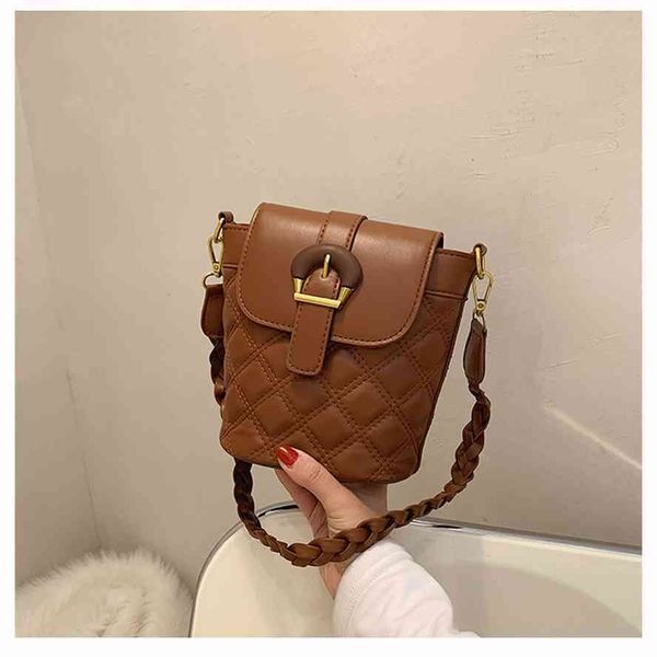 storage baagsmall female 2020 winter new fashion armpit bucket mobile phone versatile lingge one shoulder messenger baggg bag
storage baagsmall female 2020 winter new fashion armpit bucket mobile phone versatile lingge one shoulder messenger baggg bag