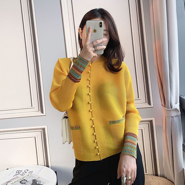 2021 chinese style blouse women autumn new pleated blouses print cardigan pearl button up tunic plus size t-shirt 4oos, White
2021 chinese style blouse women autumn new pleated blouses print cardigan pearl button up tunic plus size t-shirt 4oos, White