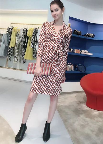 dress 2021 spring and summer coffee color chain printing wrap one piece travel holiday slim, White;black
dress 2021 spring and summer coffee color chain printing wrap one piece travel holiday slim, White;black