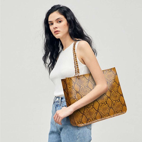 fashion guangzhou 2021 new snake tote simple fashion portable one shoulder women's bag
fashion guangzhou 2021 new snake tote simple fashion portable one shoulder women's bag