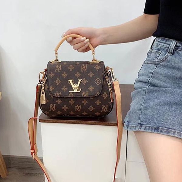 metal lock handle handbag for women 2021 retro genuine leather one-shoulder messenger bags ladies shopping commute bag bolsa
metal lock handle handbag for women 2021 retro genuine leather one-shoulder messenger bags ladies shopping commute bag bolsa