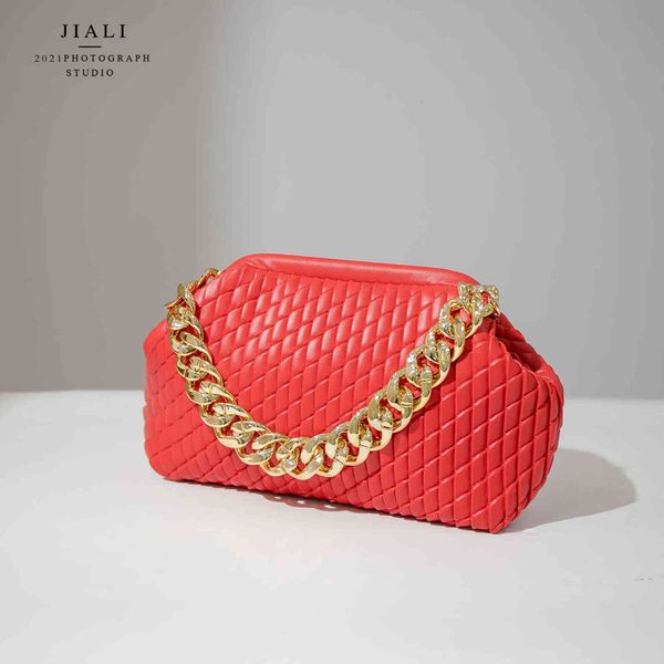 2021 ladies fashion dumpling handbags with chains woven pu leather women cloud bags hand clutch
2021 ladies fashion dumpling handbags with chains woven pu leather women cloud bags hand clutch