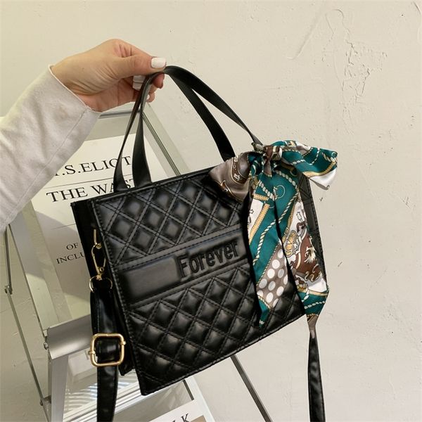 2022 factory wholesale new large capacity large bag women's western style silk scarf fashion autumn and winter single shoulder messenge
2022 factory wholesale new large capacity large bag women's western style silk scarf fashion autumn and winter single shoulder messenge