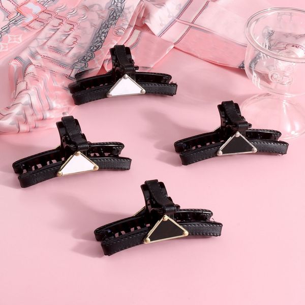 leather grasp hair clip simple oval hollow haircrab for women makeup bath hairbands accessories, Black;brown
leather grasp hair clip simple oval hollow haircrab for women makeup bath hairbands accessories, Black;brown
