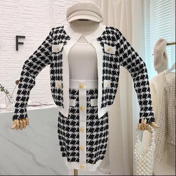 autumn winter new 2021 gold button houndstooth fashion runway knitted 2 piece set women jacket coat short pencil skirt suits, Gray
autumn winter new 2021 gold button houndstooth fashion runway knitted 2 piece set women jacket coat short pencil skirt suits, Gray