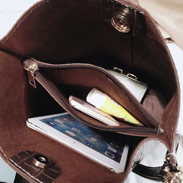 capacity crossbody bolso sac for women 2021 new vintage leather crocodile large shoulder handbags bags pattern casual bag bucket omltb, Red;black
capacity crossbody bolso sac for women 2021 new vintage leather crocodile large shoulder handbags bags pattern casual bag bucket omltb, Red;black