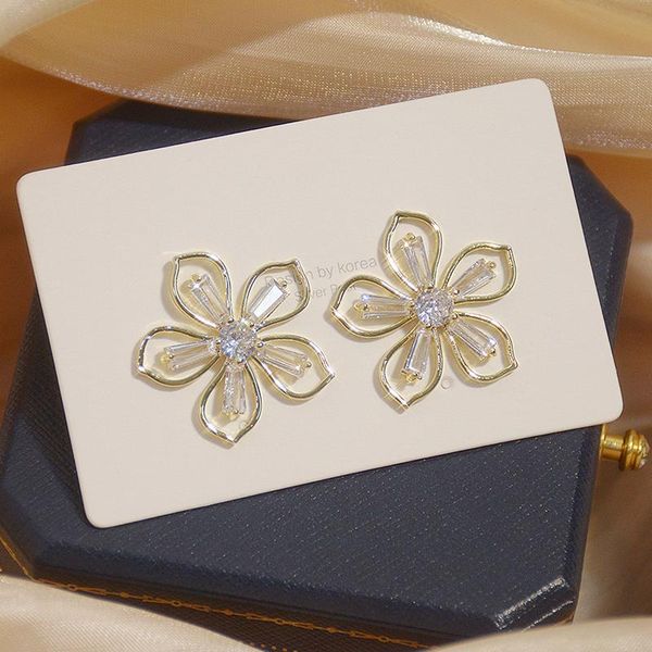 stud fashion hollow flower earrings crystal temperament zircon bridal wedding jewelry daily wear, Golden;silver
stud fashion hollow flower earrings crystal temperament zircon bridal wedding jewelry daily wear, Golden;silver