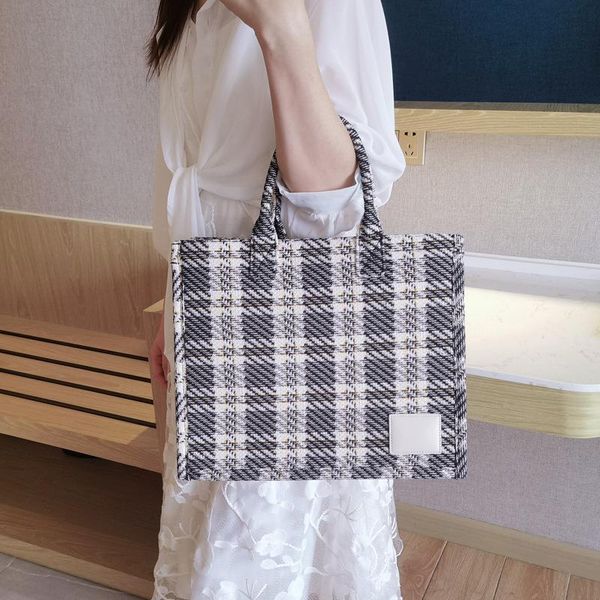 capacity tote large hand-held 2021 women trendy new fashion plaid leisure bag trip business computer loquk
capacity tote large hand-held 2021 women trendy new fashion plaid leisure bag trip business computer loquk