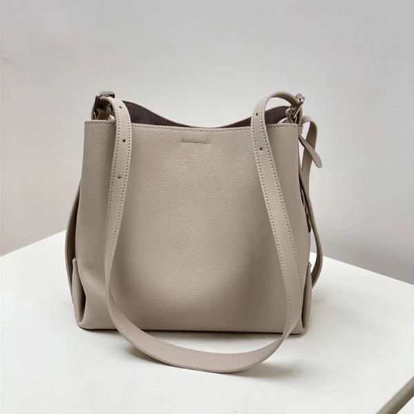 new korean lychee bucket cowhide women's large capacity simple commuting temperament one shoulder messenger bag fashion
new korean lychee bucket cowhide women's large capacity simple commuting temperament one shoulder messenger bag fashion