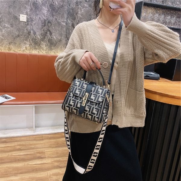 bag women's bag new fashion printed small leisure messenger ni's shoulder
bag women's bag new fashion printed small leisure messenger ni's shoulder