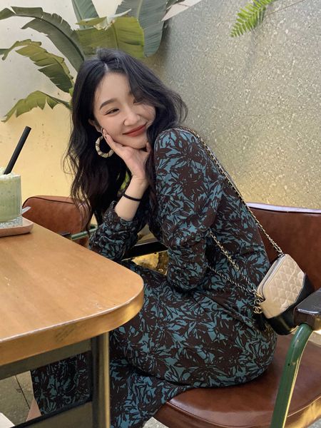 ren xiaoyi lit e mode si teng floral drs foreign style age reduction spring and autumn 2021 female split skirt, Black;gray
ren xiaoyi lit e mode si teng floral drs foreign style age reduction spring and autumn 2021 female split skirt, Black;gray
