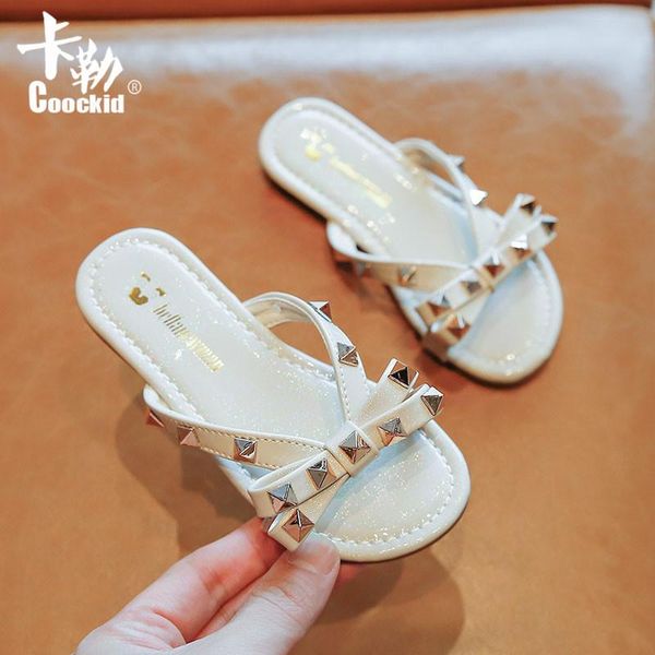 slipper children' sandals and slippers 2021 summer girls rivet flip-flops little fashion bow princess flats, Black;grey
slipper children' sandals and slippers 2021 summer girls rivet flip-flops little fashion bow princess flats, Black;grey