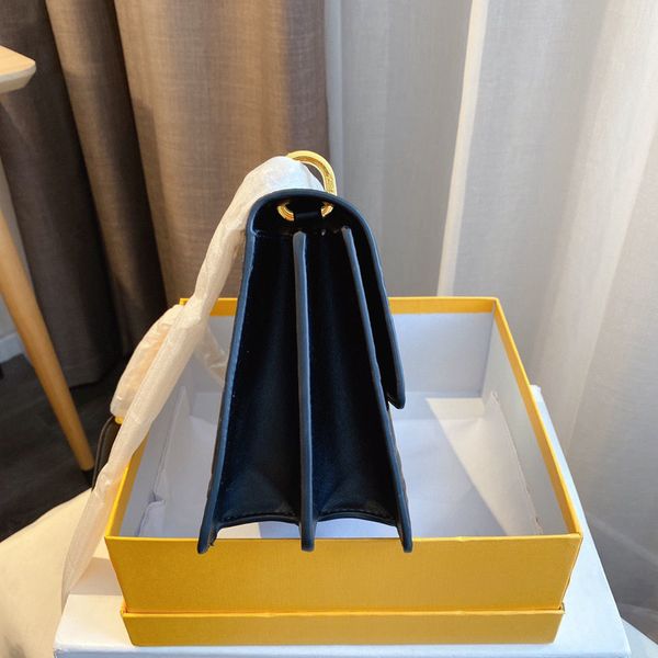 2021 star's same retro ff old pattern women's small square bag fashion one shoulder slant cross handbag
2021 star's same retro ff old pattern women's small square bag fashion one shoulder slant cross handbag