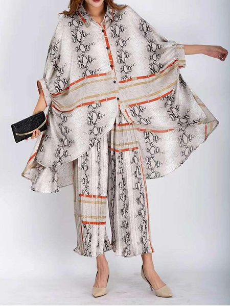 women's two piece pants 2021 spring summer lapel batwing sleeve oversized print patchwork set women loose shirt and wide leg suit, White
women's two piece pants 2021 spring summer lapel batwing sleeve oversized print patchwork set women loose shirt and wide leg suit, White