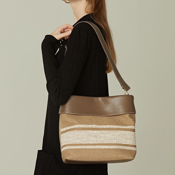 design leather goods 2021 autumn water bucket bag women's retro literature large capacity single shoulderbag stripe casual color
design leather goods 2021 autumn water bucket bag women's retro literature large capacity single shoulderbag stripe casual color