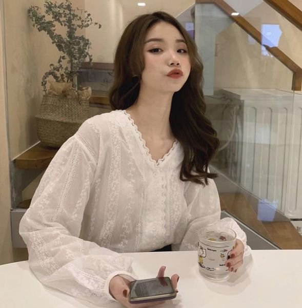 women's t-shirt 2021 summer white lace chain link flowers v-neck long-sleeved elegant temperament loose casual sunscreen top
women's t-shirt 2021 summer white lace chain link flowers v-neck long-sleeved elegant temperament loose casual sunscreen top