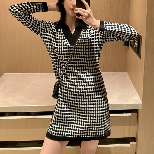 2021 new autumn winter v-neck knitted women geometric patterns female black sweater es elegant xvex, Black;gray
2021 new autumn winter v-neck knitted women geometric patterns female black sweater es elegant xvex, Black;gray