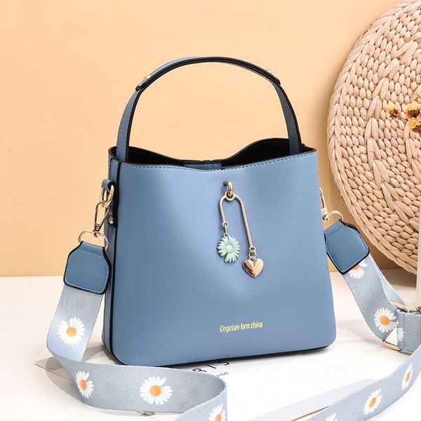 hbp fashion wanghong women's autumn 2021 new personalized bucket high capacity korean versatile single shoulder messenger bag trend
hbp fashion wanghong women's autumn 2021 new personalized bucket high capacity korean versatile single shoulder messenger bag trend