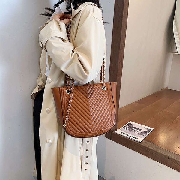 net red one shoulder women's 2020 korean bucket embroidery tote fashion hand chain wing bag
net red one shoulder women's 2020 korean bucket embroidery tote fashion hand chain wing bag