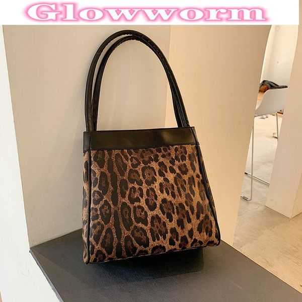 cross body high-end western pu leather tote bag 2021 winter retro leopard print women's designer portable underarm messenger
cross body high-end western pu leather tote bag 2021 winter retro leopard print women's designer portable underarm messenger