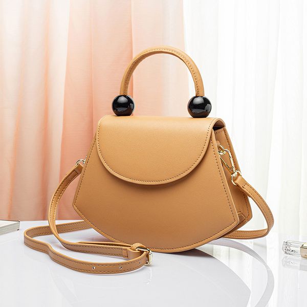 design hand leather 2021 new single shoulder women's crossbody bag fashion saddle bag women, Red;black
design hand leather 2021 new single shoulder women's crossbody bag fashion saddle bag women, Red;black