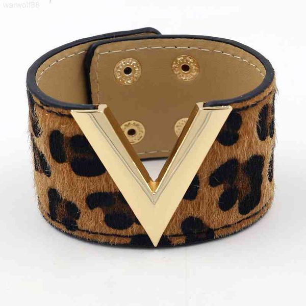 luxury fashion texture pu imitation v-line women's wide leather simple and versatile leopard horse hair designer jewelrymen bracelets, Golden;silver
luxury fashion texture pu imitation v-line women's wide leather simple and versatile leopard horse hair designer jewelrymen bracelets, Golden;silver